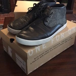 Toms. Men’s 10.5 black and white leather